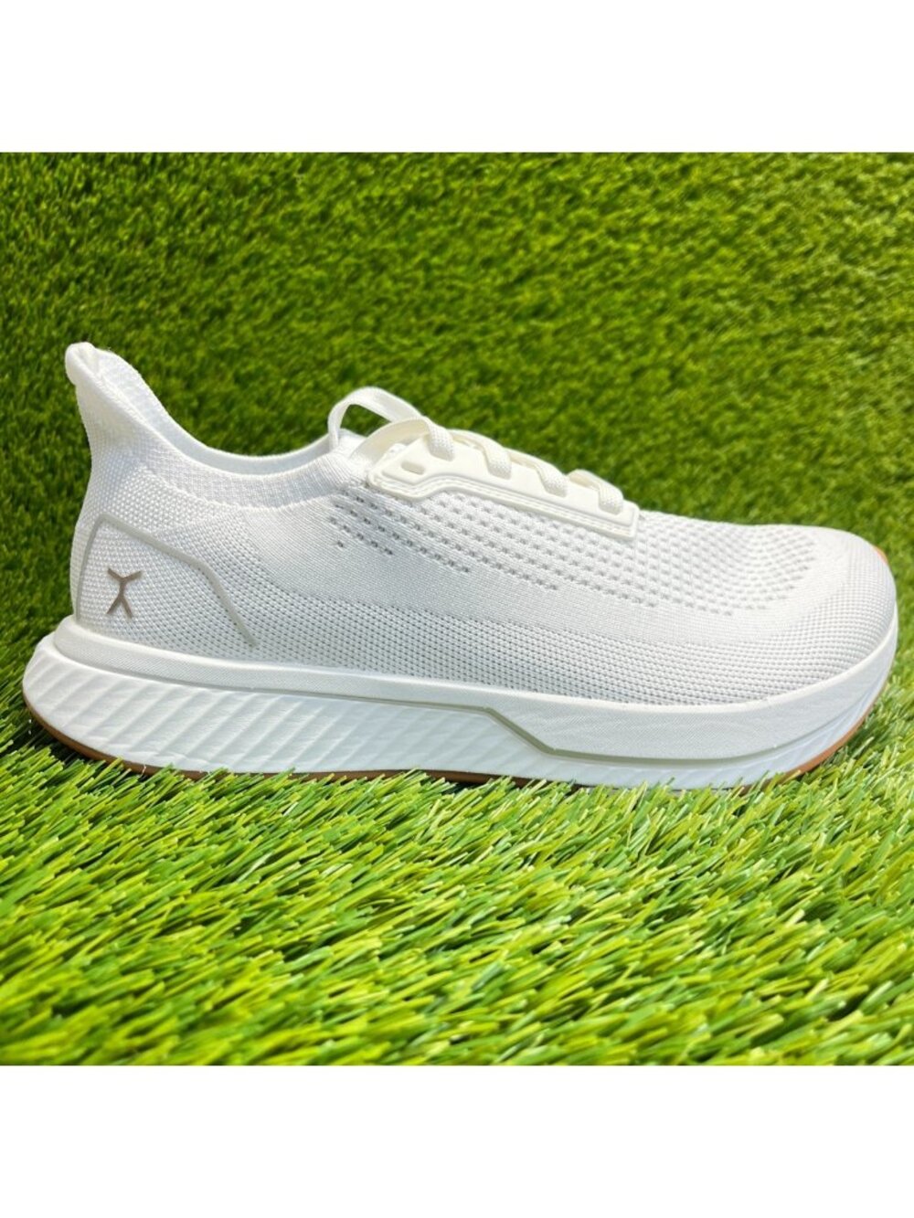 Flux Adapt Runner White Gum Womens Size 8.5 Mens Size 7 Running Athletic Shoes